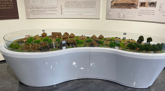 博物馆和艺术馆可以利用展厅来展示珍贵的文物、艺术品和历史遗迹。 通过多媒体展示手段，如虚拟现实、增强现实等，为观众提供更加沉浸式的观赏体验。 展厅还可以作为教育和研究场所，为学者和学生提供实地学习和研究的机会。