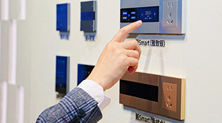 用户可以通过移动应用控制家中的智能设备，如灯光、空调、安防系统等，实现智能化生活。