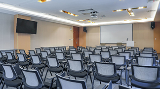 学生可以通过移动应用学习课程、参加考试、获取证书，实现随时随地学习。