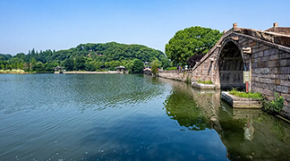 游客可以通过移动应用查看旅游攻略、预订酒店、购买门票，规划旅行行程。