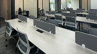 消费者可以通过手机应用浏览商品、下单购买、支付结算，享受便捷的购物体验。