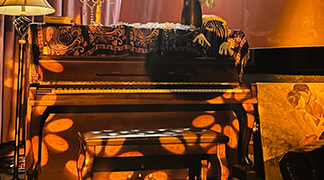 用户可以通过移动应用分享生活、交流想法、结交朋友，拓展社交圈子。